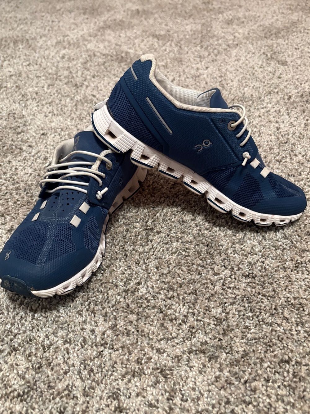 On Running Cloud Women’s Running Shoes - Navy/White - Size 6